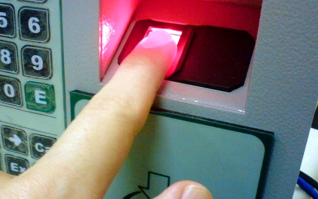 Karyawan melakukan absensi sidik jari pada mesin biometrik ADMS