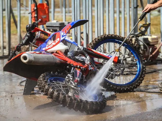 Motor trail disemprot air bertekanan saat dicuci