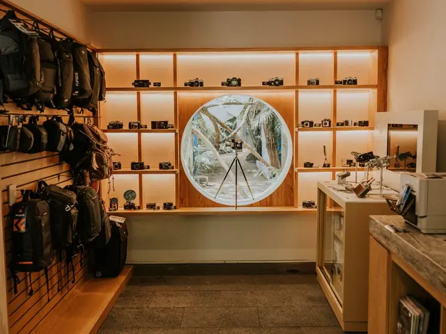 Rak perlengkapan kamera dan tas di sebuah toko