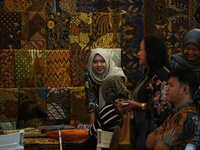 Pengunjung melihat kain batik di sebuah toko di Bandung