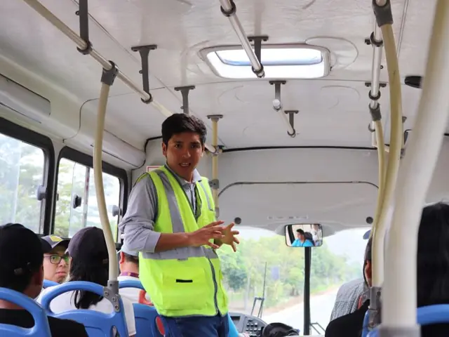 Awak shuttle melayani penumpang